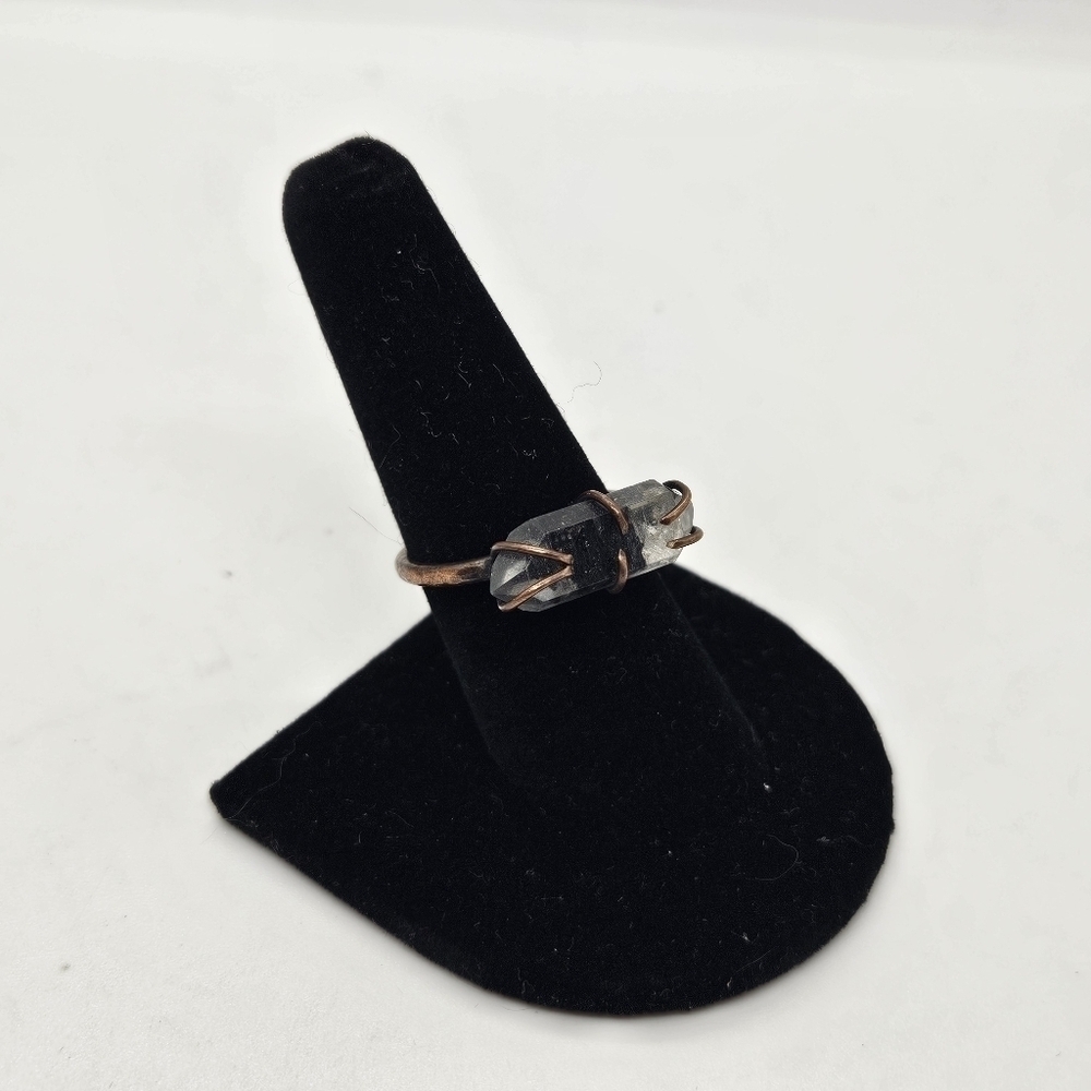 copper ring with clear and black crystal size 8.5